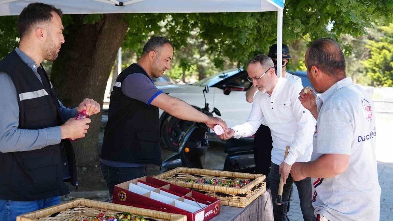 Düzce'deki mezarlıklarda bayram ikramı