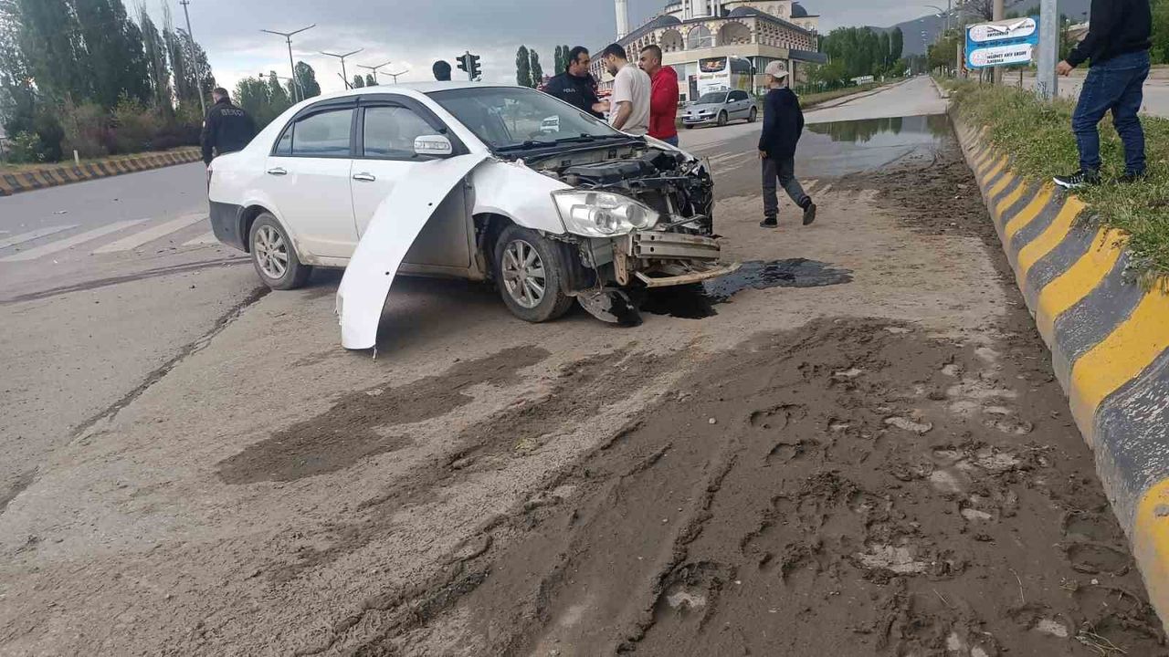 Hafriyat kamyonu ile otomobil çarpıştı