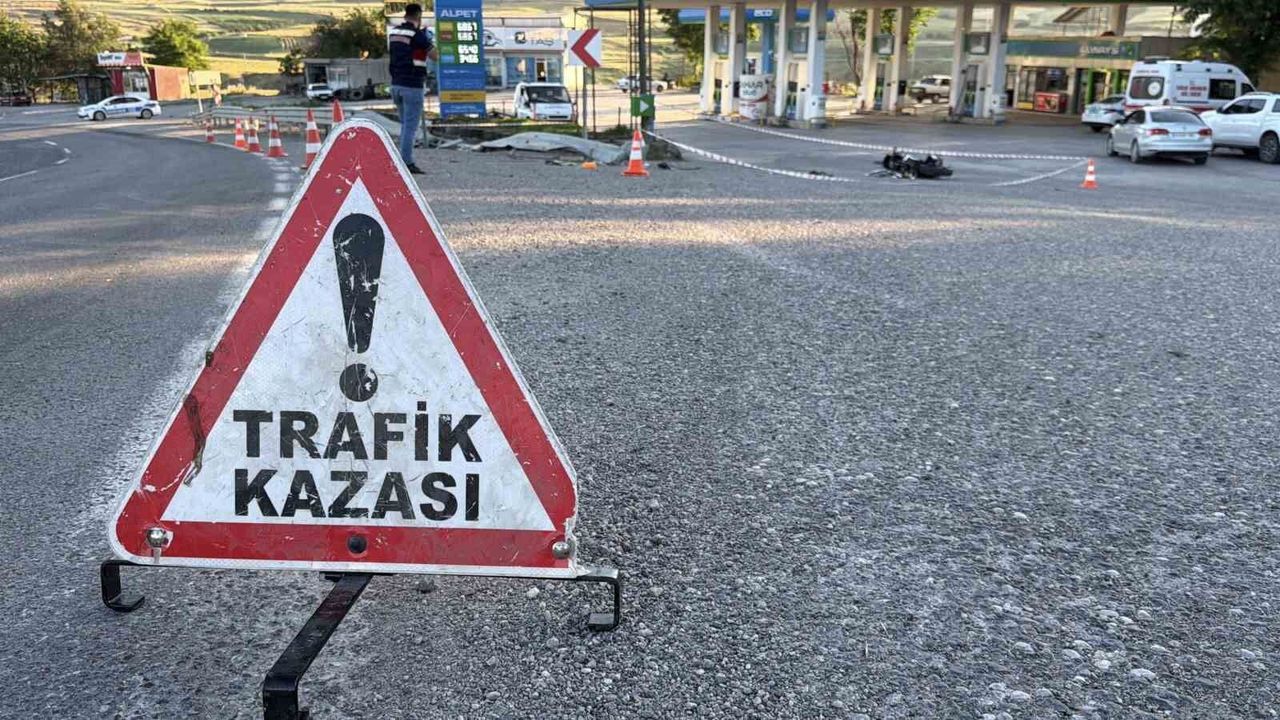 Motosiklet takla attı: 1 ölü