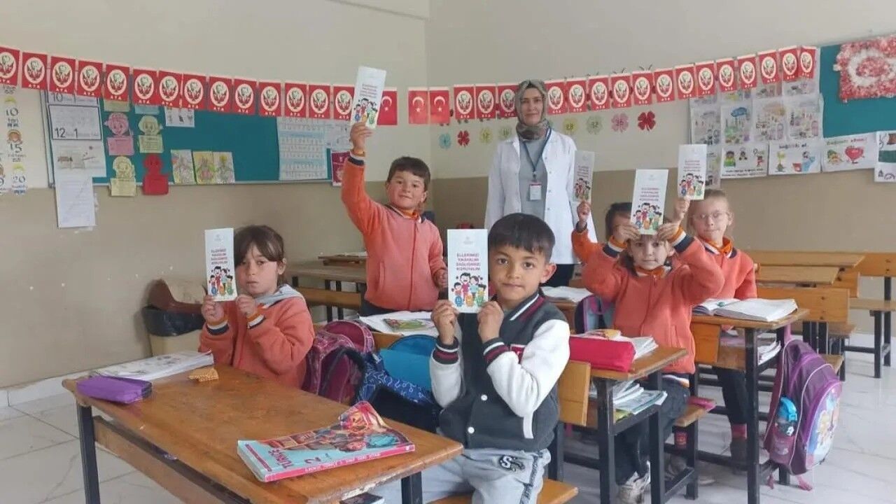 Sağlık ekipleri okul okul gezip öğrencilere hijyeni anlattı