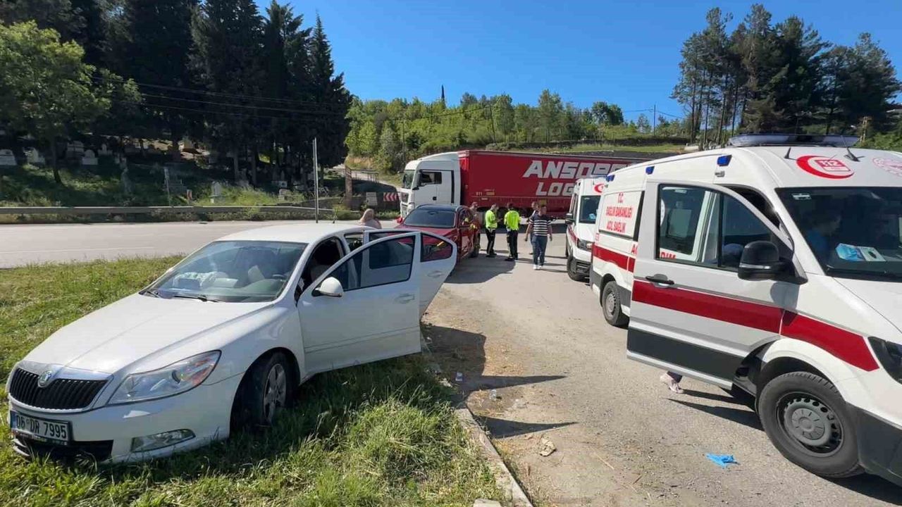 SUV ile otomobil çarpıştı: 1'i çocuk 2 yaralı