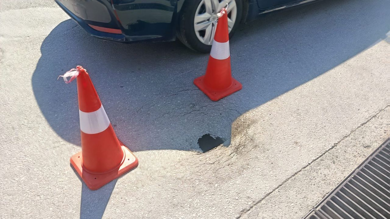 Sinop Gazi Caddesi'nde yol çöktü