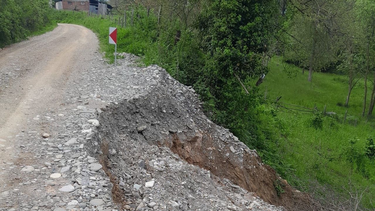 Yol yeniden çöktü, köylüler kalıcı çözüm istiyor