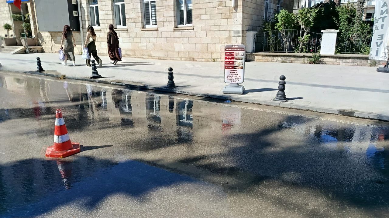 Sinop Gazi Caddesi'nde su borusu patladı