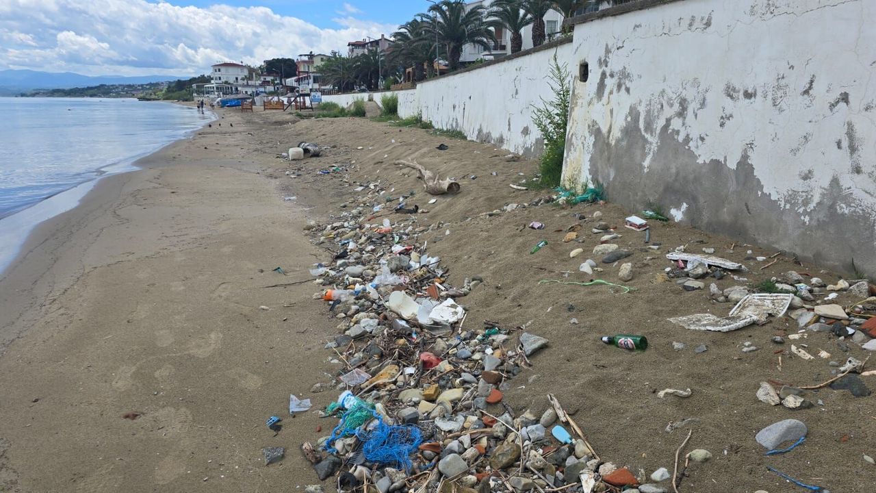 Sinop’taki Mobil Plajı çöplerle gölgelendi