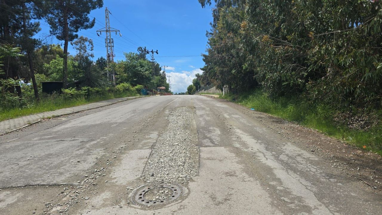 Sinop'ta yol ortasında çakıl tehlikesi!