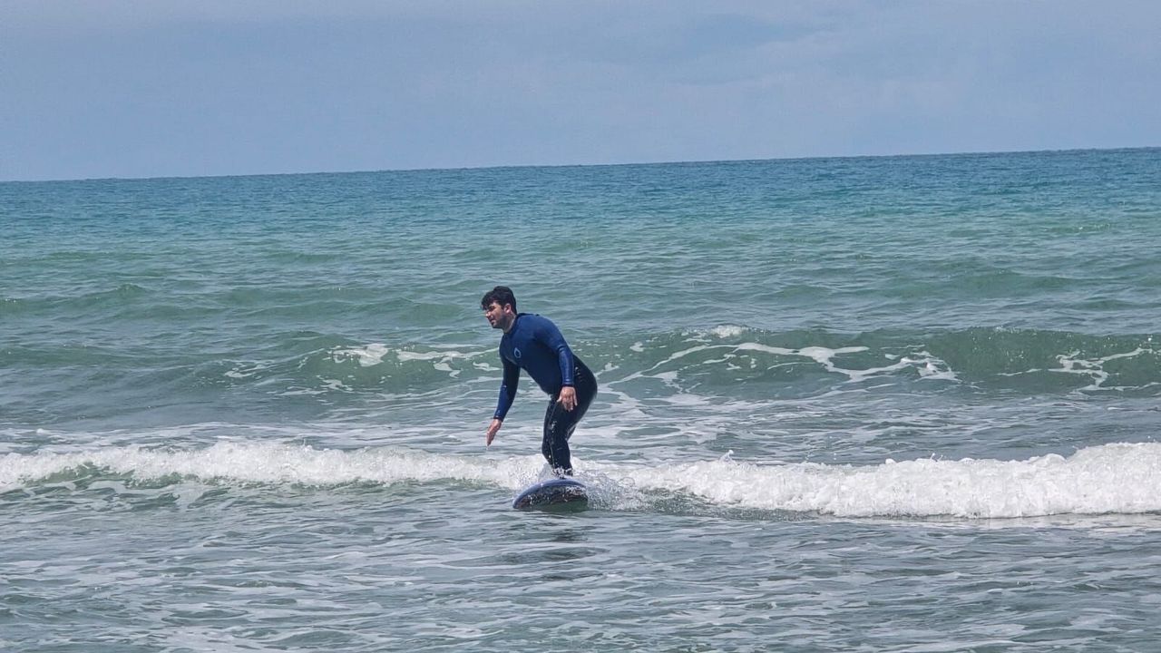 Sinop’ta gençler Karadeniz dalgalarında sörf yaptı