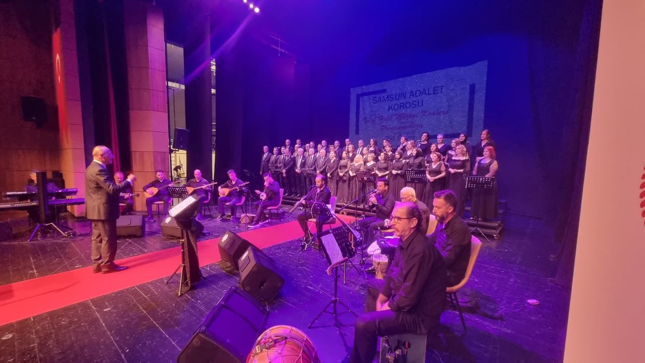 Hakim, savcı ve memurlardan oluşan koro konser ver