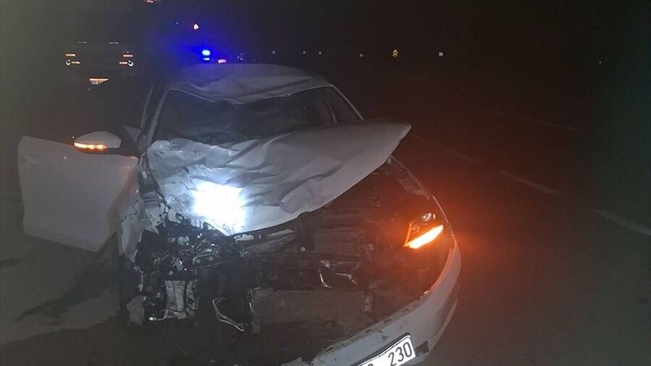 Otomobille motosiklet çarpıştı: 2 ölü, 1 yaralı