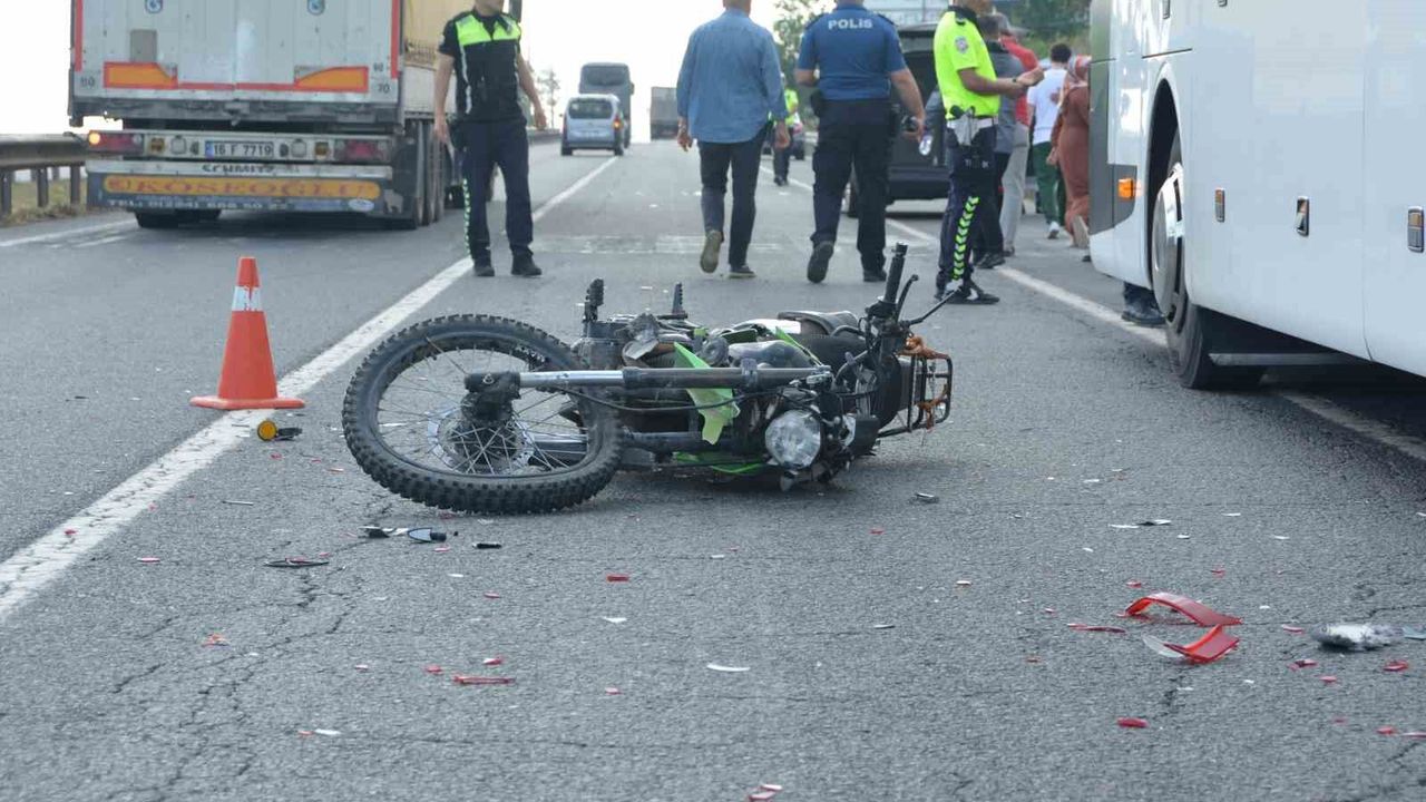 Arızalanan otobüse çarpan motosiklet sürücüsü öldü