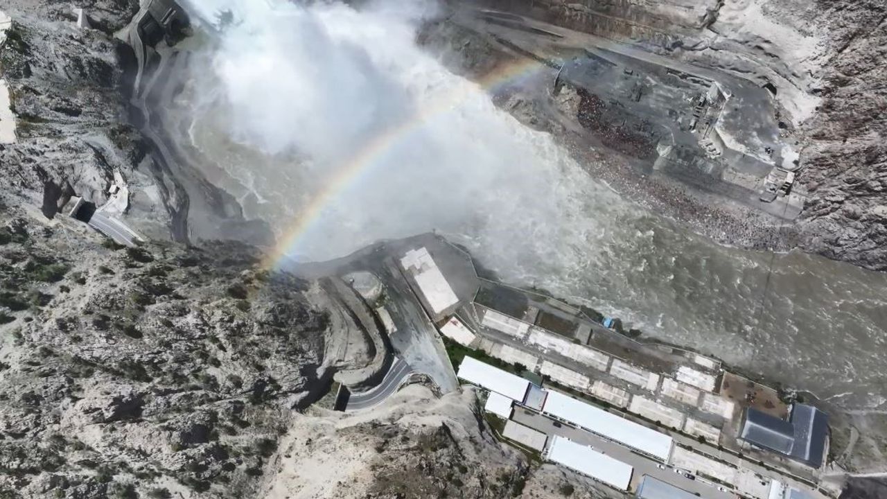 Baraj kapaklar açılınca gökkuşağı ortaya çıktı