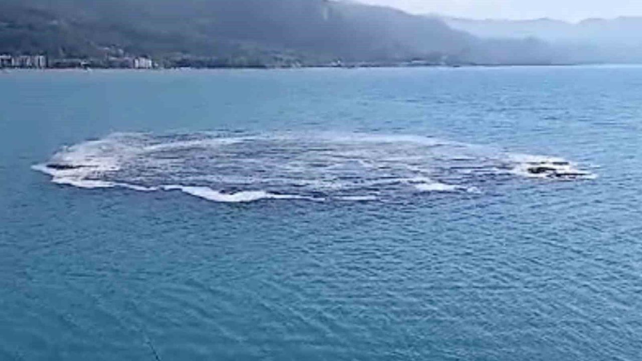 Deniz 10 dakika boyunca kabarınca vatandaşlar panik yaşadı