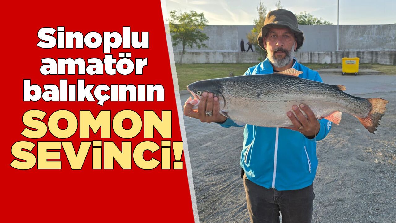 Sinoplu balıkçı oltasına takılan somonla sevinci y
