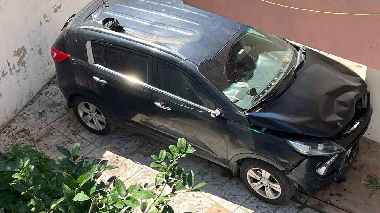 Otomobil apartman boşluğuna düştü