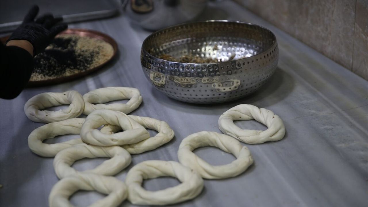 Ordulu fırıncı hamsili simit üretti