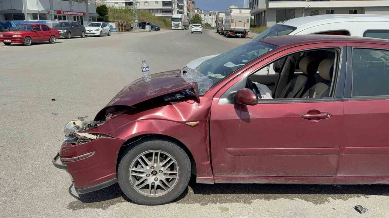 Otomobil ile hafif ticari araç çarpıştı