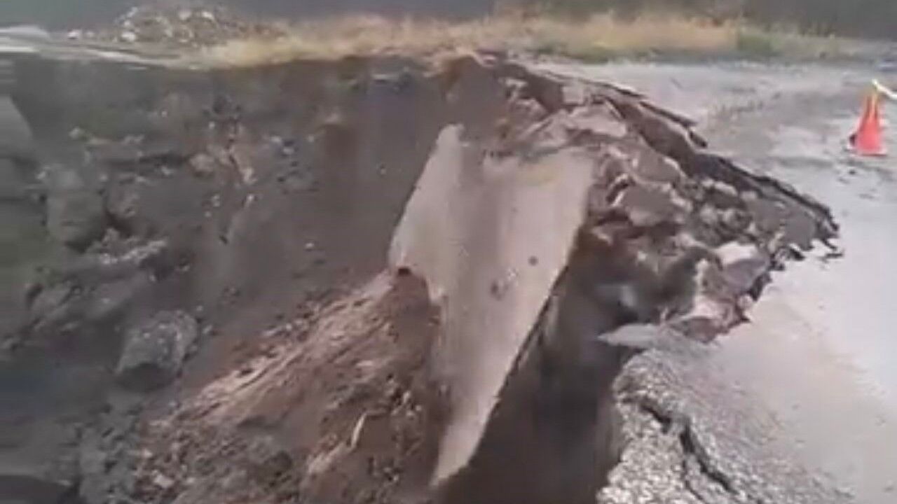 Sağanak sonrası çöken yol kamerada