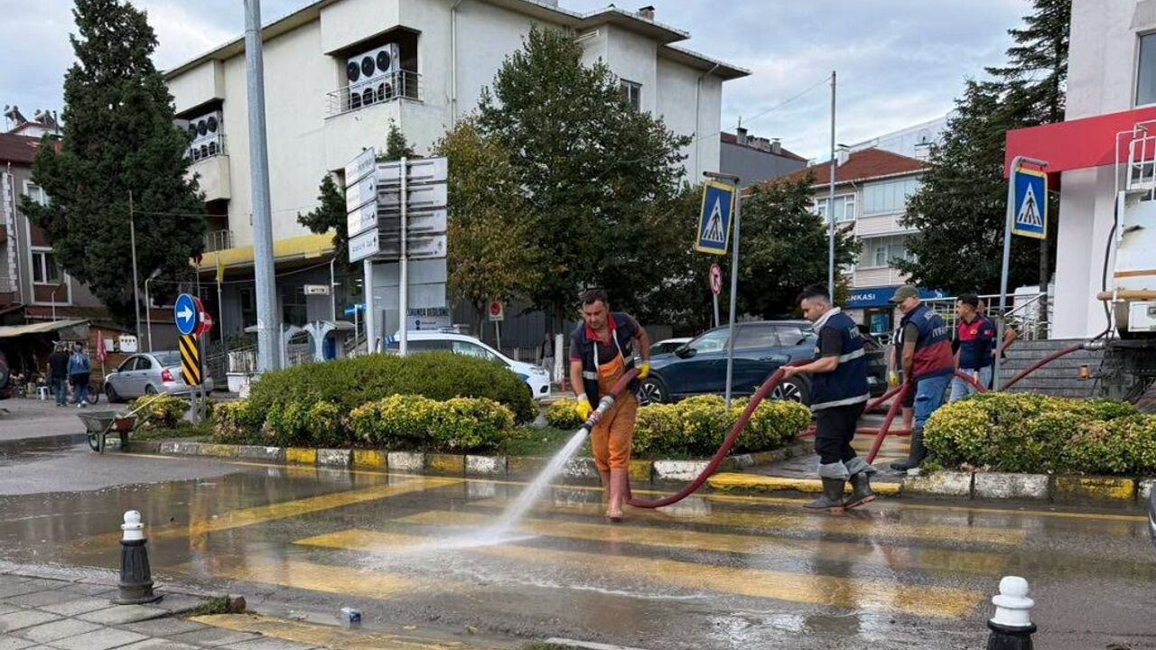Ayancık’ta sağanak sonrası temizlik çalışmaları başladı!