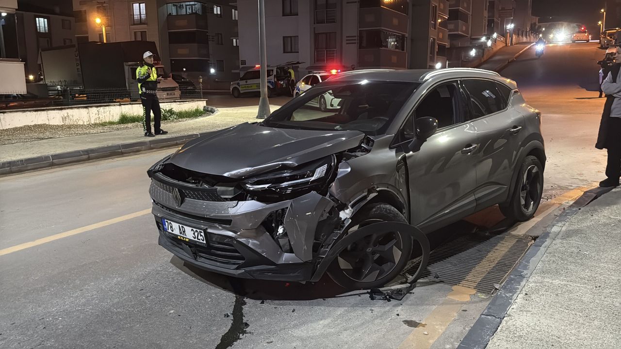İki otomobil çarpıştı, 2 kişi yaralandı