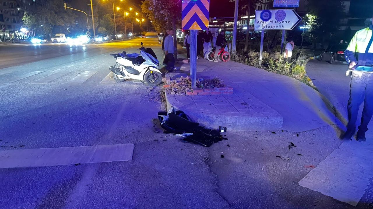 Otomobille motosikletin çarpıştığı kazada 1 kişi yara aldı