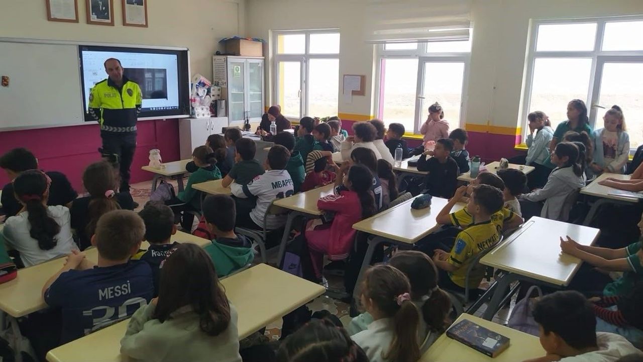 İlkokul öğrencilerine trafik eğitimi