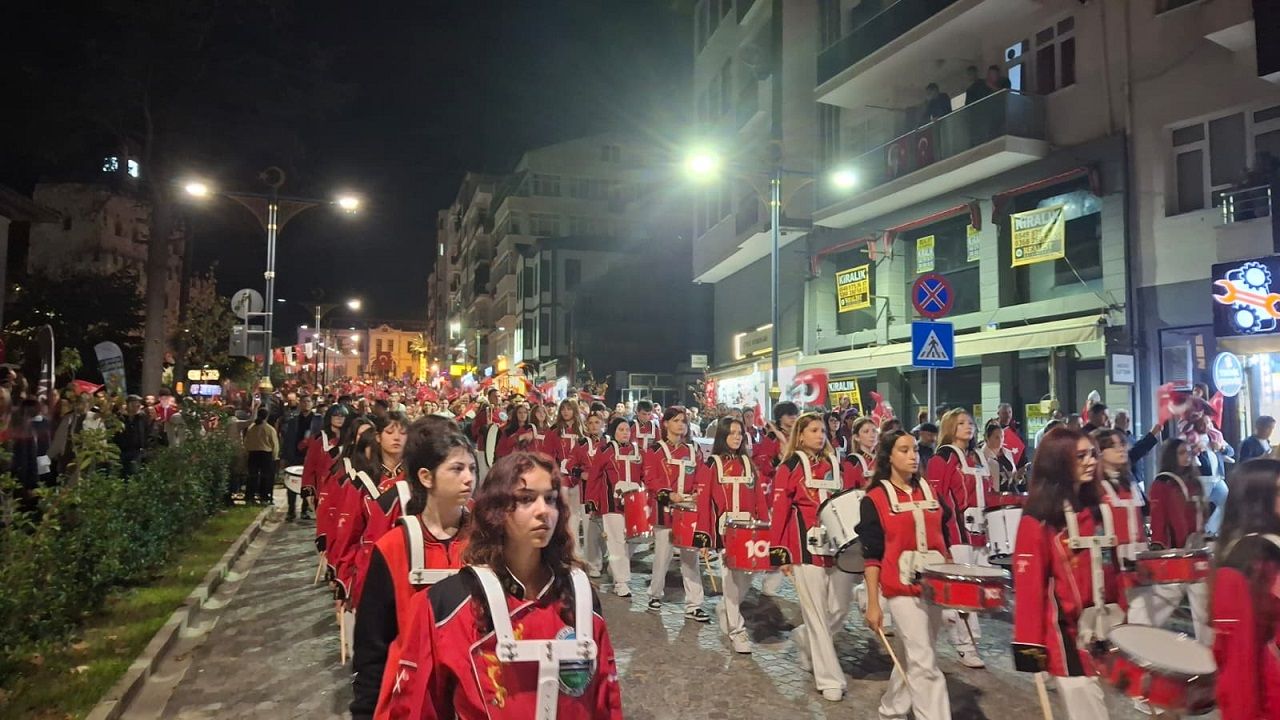 Cumhuriyet'in 103. Yılı Sinop’ta fener alayıyla kutlandı