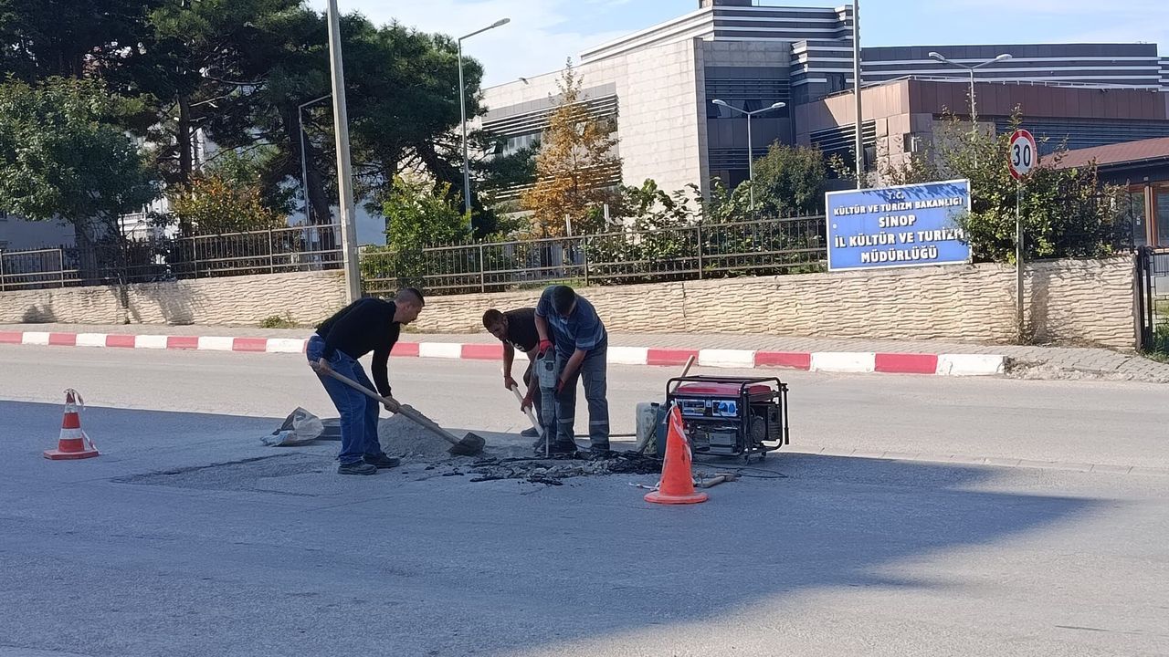Sinop'ta hasarlı rögarlar onarılıyor