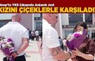 Sınavdan çıkan kızını çiçekle karşıladı