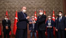 Sinoplu Gazeteci Serhat Özşahin'e ödülünü Cumhurbaşkanı Erdoğan verdi