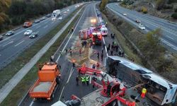 GÜNCELLEME 3 - Anadolu Otoyolu'nun Bolu kesiminde yolcu otobüsü devrildi, 3 kişi öldü, 32 kişi yaralandı
