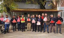Samsun'da jandarma ekipleri traktör sürücülerine reflektör dağıttı