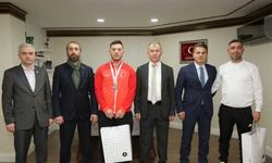 Artvin Valisi Doruk dünya üçüncüsü karateci Öz'ü ödüllendirdi