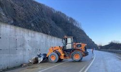 Bartın-Karabük yolunda yamaçtan düşen kaya parçaları ulaşımı aksattı