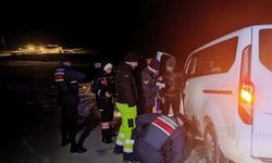 Bayburt'ta kar nedeniyle yolda mahsur kalan turistler kurtarıldı