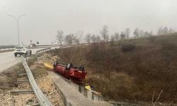 Bolu'da bariyere çarpan pikap devrildi, 2 kadın yaralandı