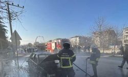 Bolu'da park halinde yangın çıkan otomobil kullanılamaz hale geldi