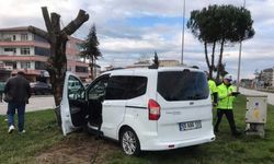Çarşamba'da ağaca çarpan hafif ticari aracın sürücüsü yaralandı