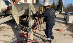 Düzce'de kamyonun çarptığı elektrik direği halk otobüsünün üzerine devrildi