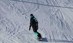 Kartalkaya'da kayak ve snowboard yaparak tatil keyfi yaşadılar