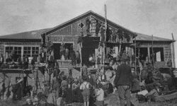 Restore edilen tarihi okul önünde 90 yıl önceki fotoğraf yeniden çektirildi