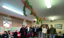 Akçakoca'da üniversite öğrencilerinden yaşlılara yeni yıl ziyareti
