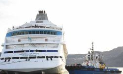 Amasra'da limana çarpan yolcu gemisi, römorkör yardımıyla demirledi