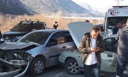 Amasya'da iki otomobil çarpıştı, 5 kişi yaralandı
