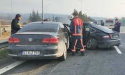 Anadolu Otoyolu'nda iki otomobil çarpıştı, 3 kişi yaralandı