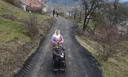 Annesinin sırtında seyir terasına taşıdığı Mehmet, akülü tekerlekli sandalyesine kavuştu