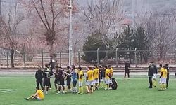 Çorum'da 1. Amatör Küme maçında oyundan alınan futbolcu bıçakla sahaya girdi