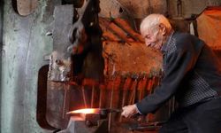 Çorumlu 83 yaşındaki demir ustası 71 yıldır çekici elinden bırakmıyor