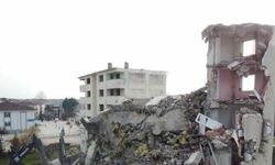 Düzce'de depremde ağır hasar gören 2 lise lojmanı yıkılıyor