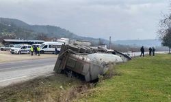 Düzce'de devrilen çimento yüklü tankerin sürücüsü yaralandı