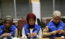 Gönüllü gençler, "çocukların yüzü gülsün" diye atkı bere ve oyuncak örüyor